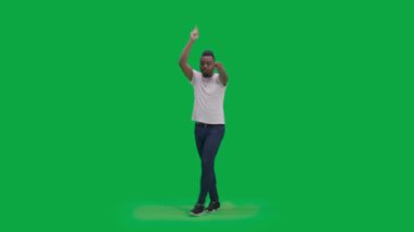 Afrikalı Amerikalı adam şampiyonada oynayan futbol takımını destekliyor ve seviniyor. Stadyumda ya da spor barında futbol maçı izlerken destekleyici erkek taraftar hareketleri ve bağırışları. Krom anahtar.