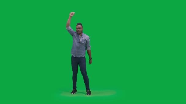Підтримка Афроамериканського Чоловіка Жести Крики Під Час Перегляду Футбольного Матчу — стокове відео