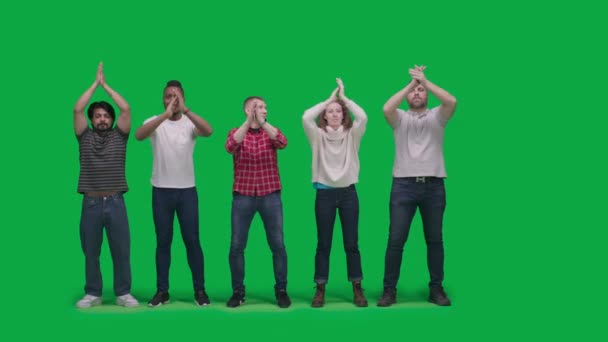 Yeşil Ekran Çeşitli Insanlar Arkadaşlar Şampiyonada Oynayan Futbol Takımını Destekliyor — Stok video
