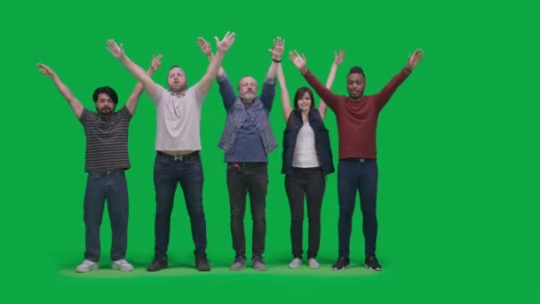 Zielony Ekran Grupa Różnorodnych Ludzi Lub Przyjaciół Wspiera Drużynę Piłkarską — Wideo stockowe