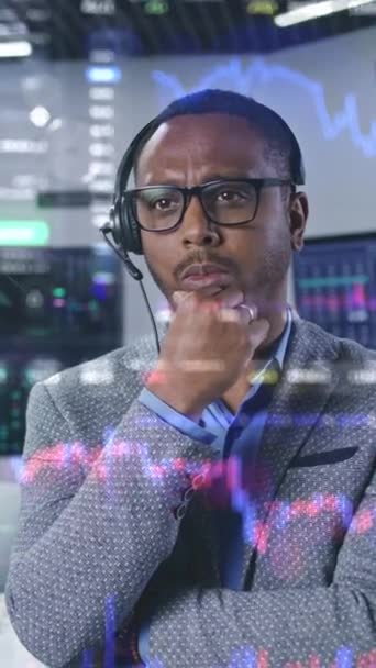 Afro Amerikai Pénzügyi Elemző Brókerügynökségnél Dolgozik Absztrakt Animáció Valós Idejű — Stock videók