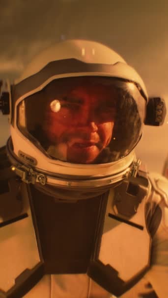 Astronaute Sourit Combinaison Spatiale Regarde Caméra Dans Station Recherche Fond — Video