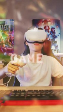VR kulaklıklı genç oyuncu kablosuz kontrolörler kullanarak sanal çevrimiçi video oyunu oynuyor. Çocuk eSports turnuvasını seviyor. Ilık neon ışıklı bir oda. Evde oyun oynuyordum. Dikey çekim