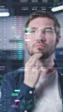 Erkek yatırım uzmanı modern ofisteki kripto para birimi çizelgelerini analiz ediyor. Cam duvarda 3 boyutlu gerçek zamanlı hisse senedi. Fütürist AI VFX animasyonu. Dikey çekim