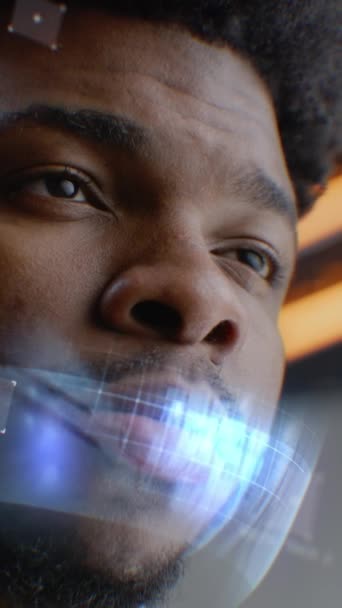 Portret Młodego Afroamerykanina Skoncentrowanym Spojrzeniem Animacja Ludzkiego Futurystycznego Biometrycznego Rozpoznawania — Wideo stockowe