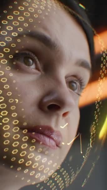 Portret Białej Kobiety Prostym Spojrzeniem Wizualizacja Ludzkiego Innowacyjnego Biometrycznego Systemu — Wideo stockowe