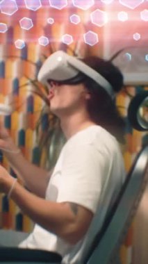 Bir adam, bir odada, bir VR kulaklık takar, metaevrene bağlanır ve etrafında üç boyutlu holografik karakterler belirmeye başlar. Dikey çekim