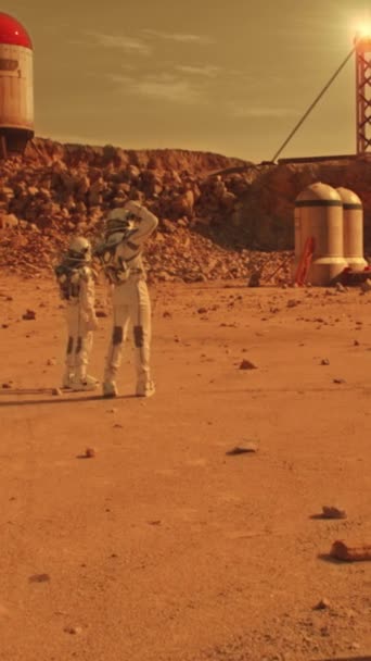 Deux Astronautes Des Scientifiques Combinaison Spatiale Marchent Sur Mars Station — Video
