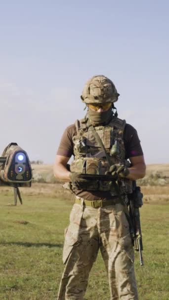 태블릿을 사용하여 위장에 군인의 견해를 초원에서 공기에 드론을 발사합니다 — 비디오