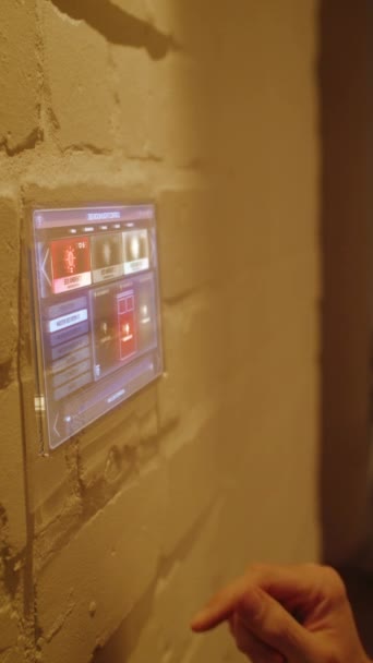 Medio Primer Plano Hombre Que Controla Iluminación Casa Con Eje — Vídeos de Stock
