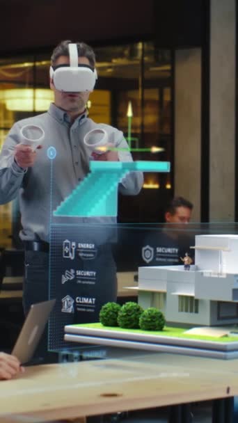 Maschio Designer Utilizza Auricolari Controller Wireless Presenta Smart Home Progetto — Video Stock
