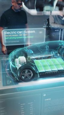 İki otomotiv mühendisi yeni çevre dostu elektrikli araba geliştirmek için gelecekteki artırılmış sanal otomobil prototipini kullanıyorlar. Yüksek teknolojili araçların 3 boyutlu grafikleri. Dikey çekim