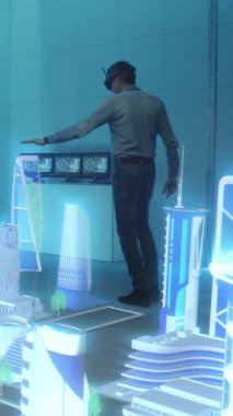 Şehir geliştirme projesini holografik gökdelenlerle tartışan mimarların tam karesi. Dikey çekim