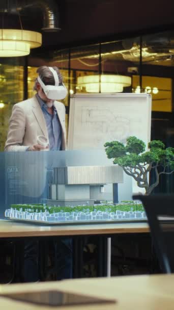 多様なデザイナーはVrヘッドセットを使用し 建築プロジェクトを作成し 仮想現実のサイバースペースでハイテクハウスの近代的な外観デザインを作成します 3Dホログラム バーティカルショット — ストック動画