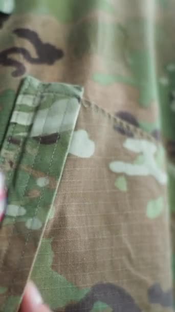 Κοντινό Πλάνο Του Ανώνυμου Στρατιωτικού Που Φοράει Σήμα Λογότυπο Της — Αρχείο Βίντεο