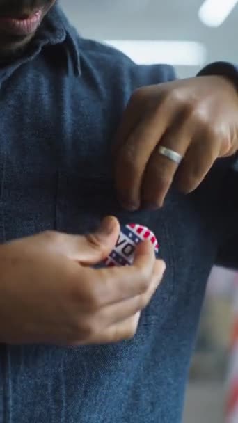 Анонимный Афроамериканец Мужчина Избиратель Бизнесмен Надевает Значок Логотипом Флага Сша — стоковое видео