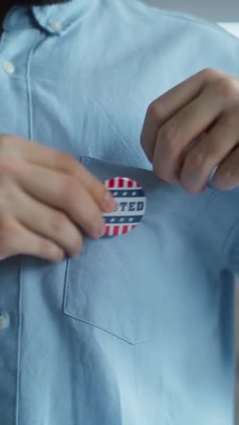 Anonimowy Biały Mężczyzna Wyborca Lub Biznesmen Umieszcza Odznakę Logo Amerykańskiej — Wideo stockowe