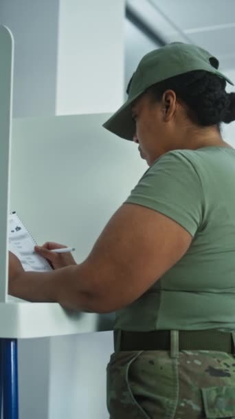 Kadın Amerikan Askeri Kullanma Merkezindeki Kabinde Kullanıyor Birleşik Devletler Ulusal — Stok video