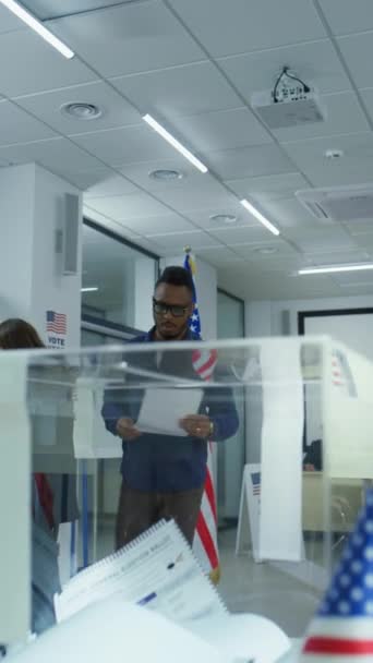 Eleitores Multiétnicos Cidadãos Norte Americanos Votam Futuro Presidente Cabines Votação — Vídeo de Stock