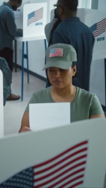 Americká Vojačka Přichází Volit Kanceláře Volební Místnosti Národní Den Voleb — Stock video