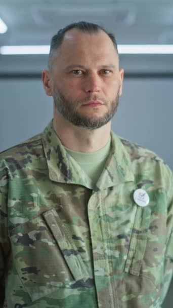 군인의 초상화 유권자 유니폼을 남자는 투표소에 카메라를 봅니다 부스와 — 비디오