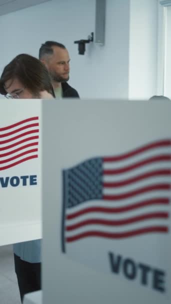 男性公民在投票站办公室的投票站投票 美国的全国选举日 美国总统候选人的政治竞争 公民义务和爱国主义概念 Dolly Shot — 图库视频影像