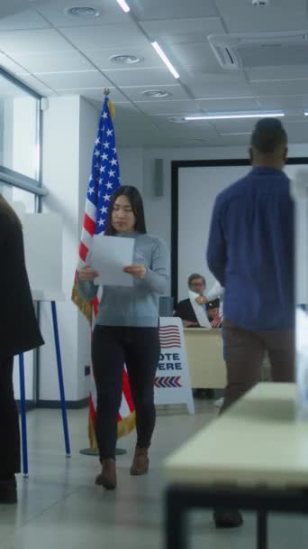 Los Votantes Multiétnicos Ciudadanos Estadounidenses Votan Las Cabinas Los Colegios — Vídeos de Stock