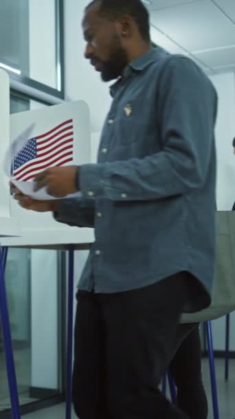 다문화 투표는 투표소 사무실에서 부스에 미국의 선거일 대통령 후보의 정치적 — 비디오