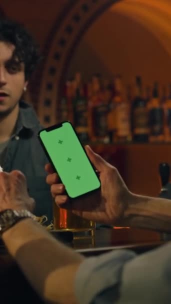 Κάθετη Λήψη Της Ώριμη Φίλαθλος Χρησιμοποιεί Κινητό Τηλέφωνο Πράσινη Οθόνη — Αρχείο Βίντεο