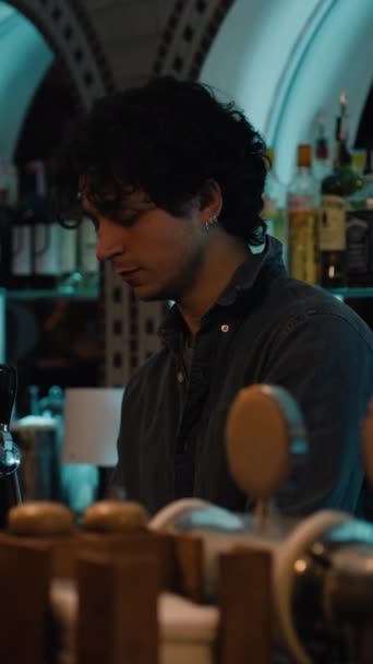 Verticale Shot Jonge Barman Giet Bier Glas Geeft Aan Bezoeker — Stockvideo