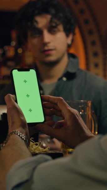 Erkek Sporcuların Dikey Çekimi Yeşil Ekranlı Cep Telefonu Kullanıyor Futbol — Stok video