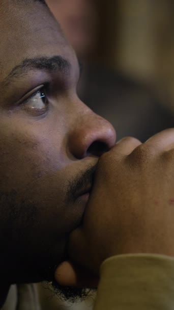 Vertikalt Skott Upphetsad Afroamerikansk Man Blir Upprörd När Laget Missar — Stockvideo