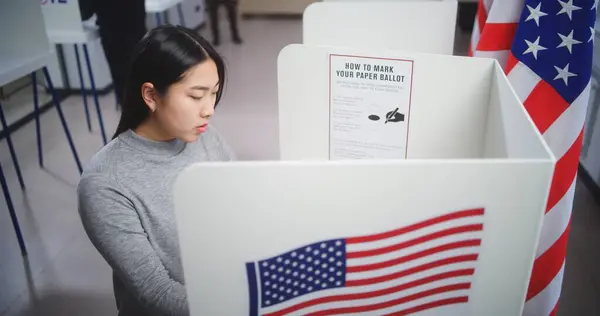 Asian Female Voter Choosing Presidential Candidate Vote Voting Booth Polling — Stock Photo, Image