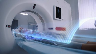 Kadın MRI ya da CT taramasından geçiyor, yatakta makinenin içinde hareket ediyor. Kadın hastaların beyin ve vücut taramalarının VFX animasyonu. Modern tıp laboratuarında bilimkurgu artırılmış gerçeklik ekipmanı.