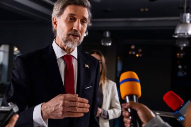 Amerika Birleşik Devletleri 'nin kızgın başkanı gazetecilerin sorularını yanıtlıyor, hükümet binasında medya ve televizyon haberleri için röportaj veriyor. ABD 'li politikacı basın kampanyasında. Sıcak düğme sorunları.