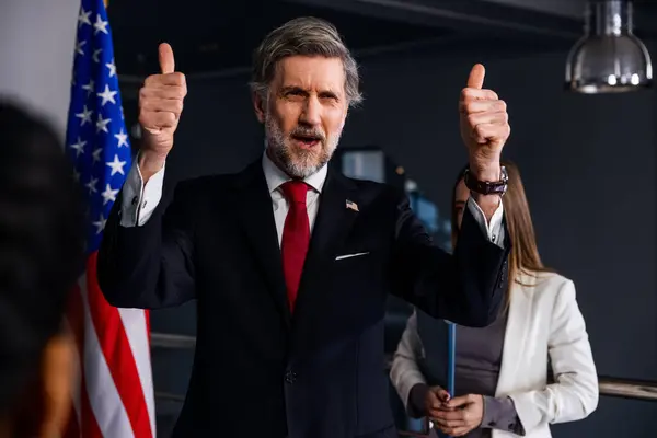 Basın Toplantısı Sırasında Abd Başkanı Pozitif Amerikalı Politikacı Elini Sallıyor — Stok fotoğraf