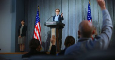 ABD başkan adayı bir duyuru yaptı, medyadaki sorulara cevap verdi, röportaj verdi. Basın konferansındaki performans sırasında Amerikalı kadın cumhuriyetçi politikacı. Amerikan bayraklı arkaplan.