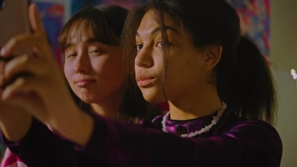 Африканські Американські Азіатські Дівчата Сидять Разом Затишній Кімнаті Приймають Селфі — стокове відео