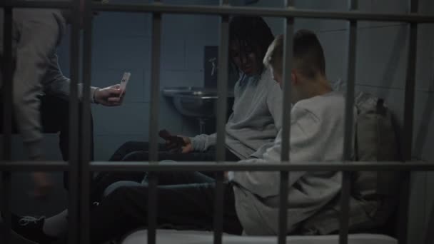 Tres Diversos Adolescentes Juegan Juegos Cartas Celda Prisión Jóvenes Prisioneros — Vídeos de Stock