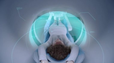 Kadın MRI ya da CT taramasından geçiyor. Yatakta makinenin içinde yatıyor. Kadın hasta beyni ve vücudunu taramanın görsel etkileri. Gelişmiş gerçeklik teknolojileri ile modern tıp laboratuvarında yüksek teknolojili ekipmanlar..