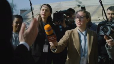 Futbol stadyumundaki TV haberleri için basın konferansında özel yatırımcıyla röportaj. Futbol takımının güven direktörü jestler yapar, basın sorularını cevaplar ve röportaj verir. İlham verici konuşma.