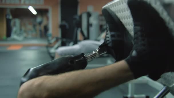 Detailní Záběr Motivovaného Sportovce Protetickým Cvičením Noze Stroje Moderní Tělocvičně — Stock video