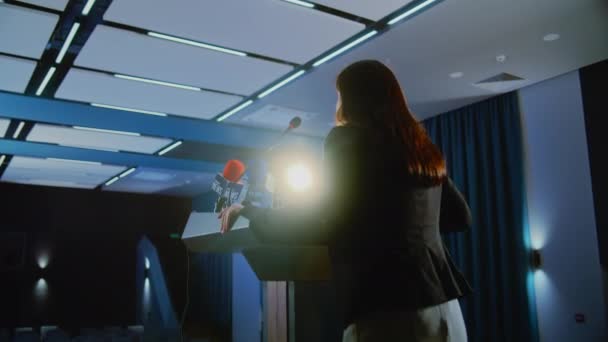 Kvinnlig Politiker Kommer Till Tribunen Uttalar Politiskt Tal Presskampanjen Konferensrummet — Stockvideo