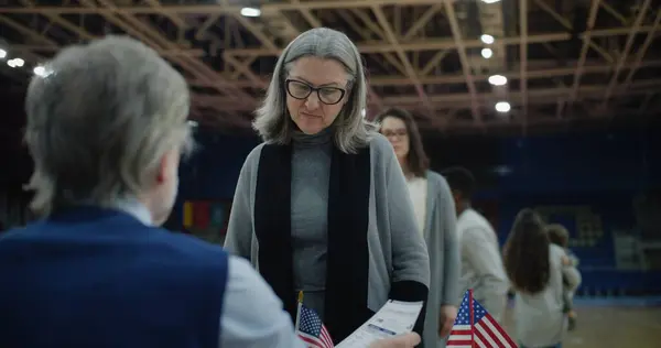 Female American Citizen Comes Vote Polling Station Political Races Presidential — Stock Photo, Image