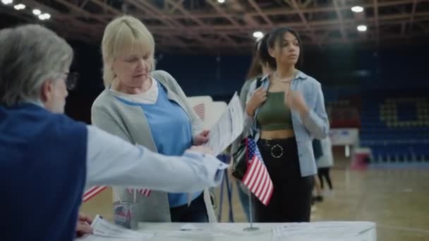 Mature Polling Officer Consults Voters American Citizen Comes Vote Polling — Stock Video