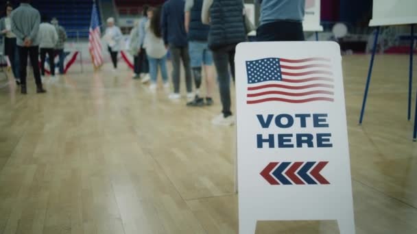 Többnemzetiségű Amerikai Állampolgárok Sora Jön Szavazni Szavazóhelyiségbe Szavazzon Itt Padlón — Stock videók