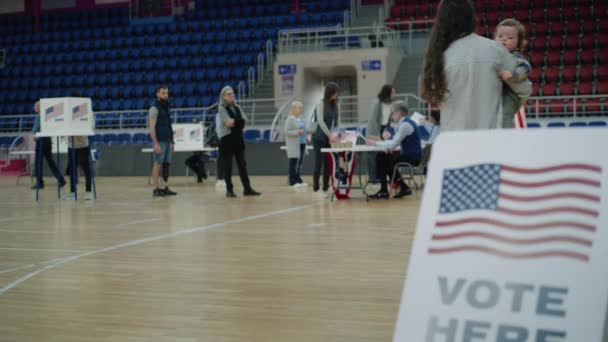 Votez Ici Signez Par Terre Les Citoyens Américains Viennent Voter — Video