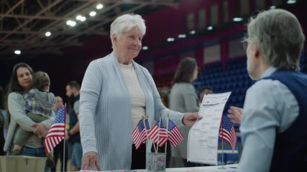 Ciudadanos Multiétnicos Americanos Vienen Votar Centro Votación Anciana Habla Con — Vídeos de Stock