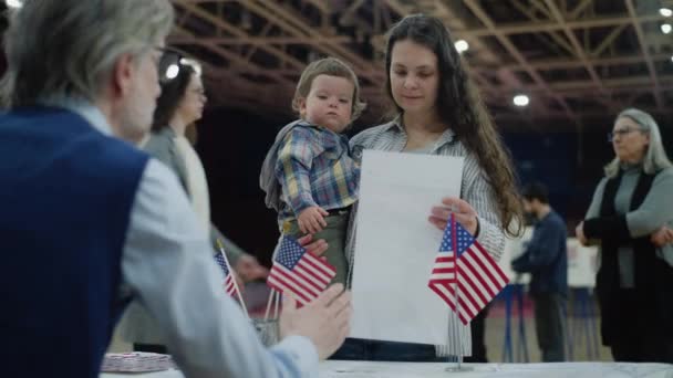 Mujer Con Bebé Las Manos Habla Con Oficial Votación Recibe — Vídeos de Stock