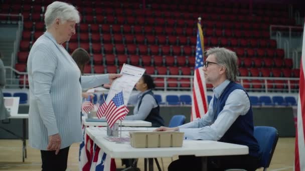 老年妇女与投票官员交谈 并发表投票公告 美国公民在投票站投票 美国总统候选人的政治竞争 全国选举日 公民义务 — 图库视频影像